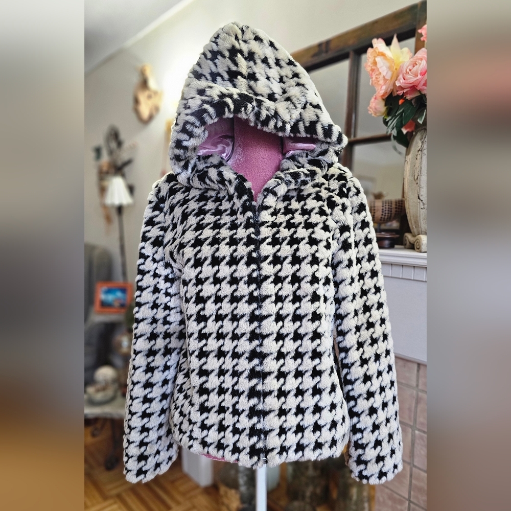 Sanyo houndstooth hooded faux fur jacket. Black and white faux fur.